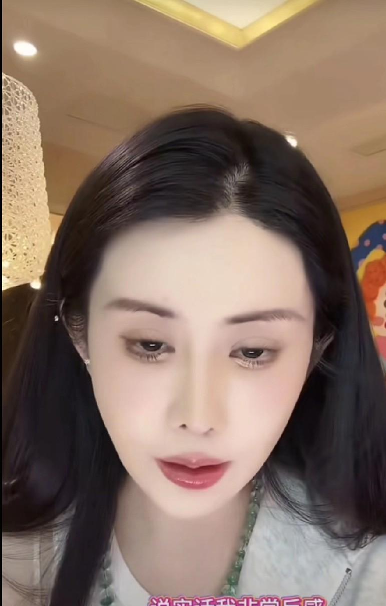 韦雪生气了，拉黑了两名女粉丝。关注韦雪的人都知道，韦雪和小她16岁的小男友kk