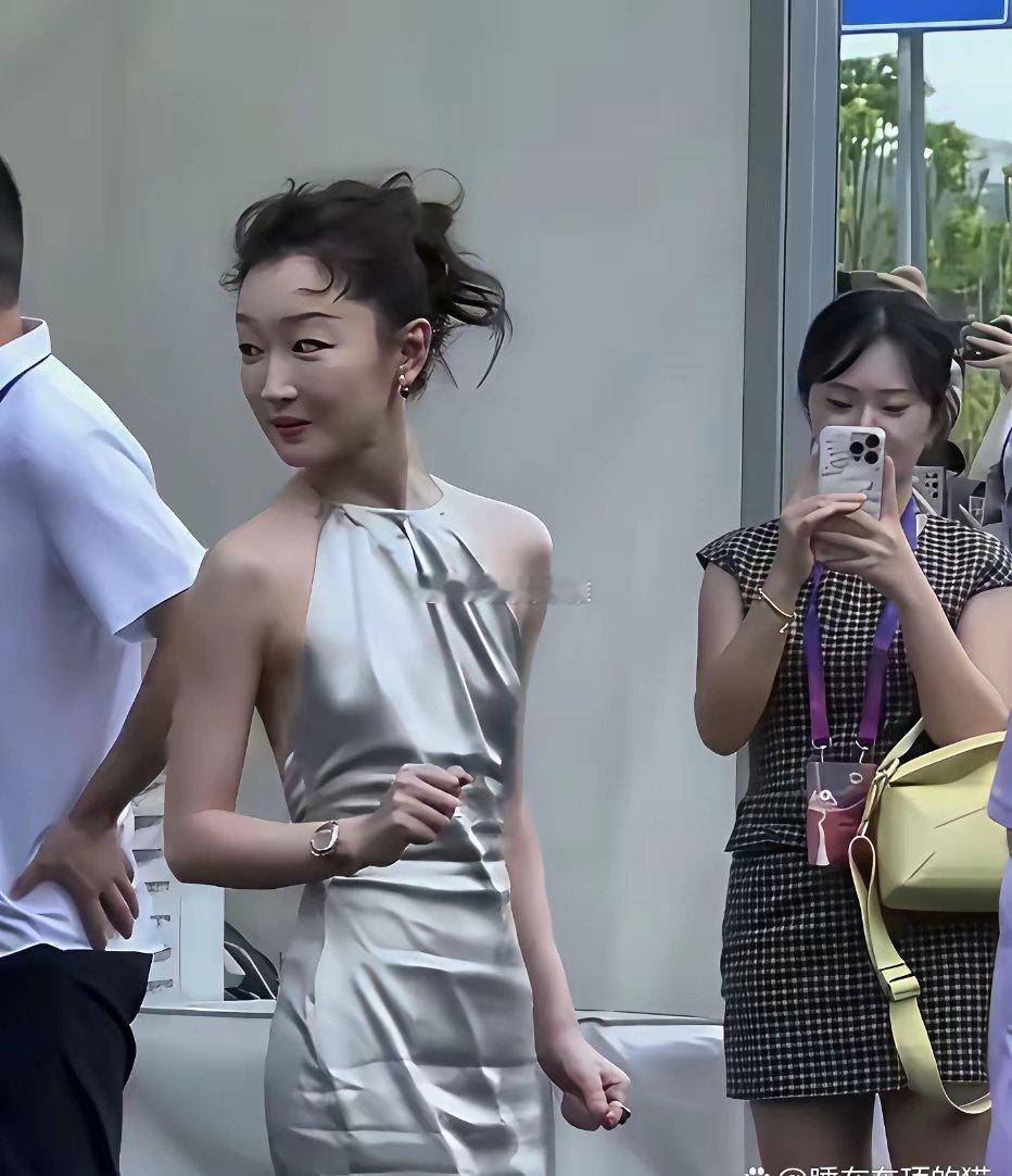 周冬雨该换造型师了裙子里面连件打底都不垫身材单薄就稍微遮一遮，何必硬穿成那样尴尬