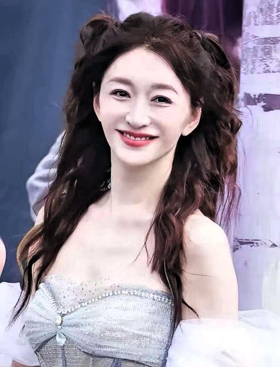 中年女明星里，我最想不通的就是李小冉了，你说她都50岁了，难道没人告诉她，这