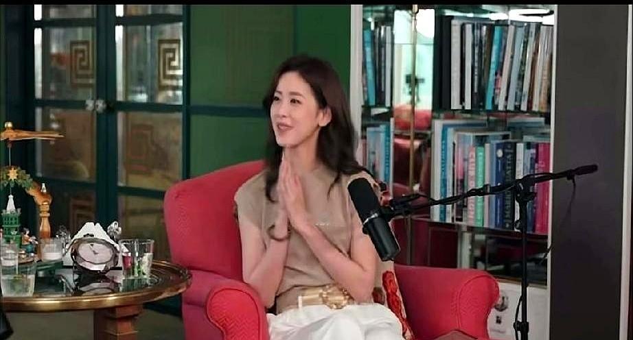 60岁生日宴上，一幅画让全场静默三秒。章泽天递出的“生生不息”，在刘嘉玲指尖停