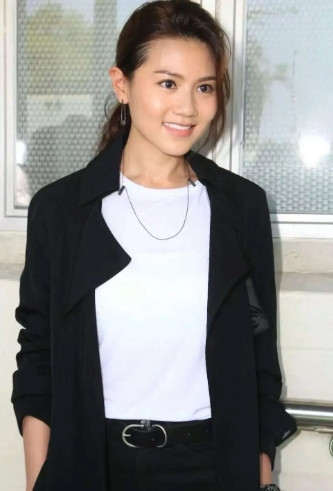 主持人问40岁的周秀娜:“你为什么还不结婚？周秀娜说:“我是很想结婚的，但是很多