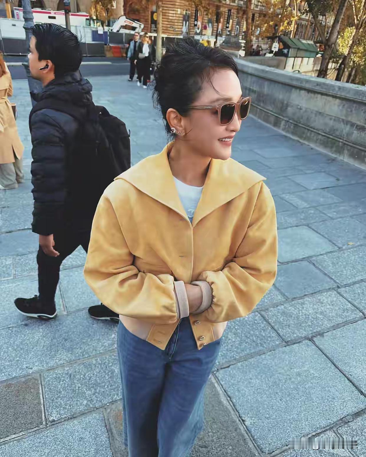 巴黎新桥区偶遇周迅，她来看香奈儿大秀，秀还没开始，她就“偷跑”出来玩啦，这才被网