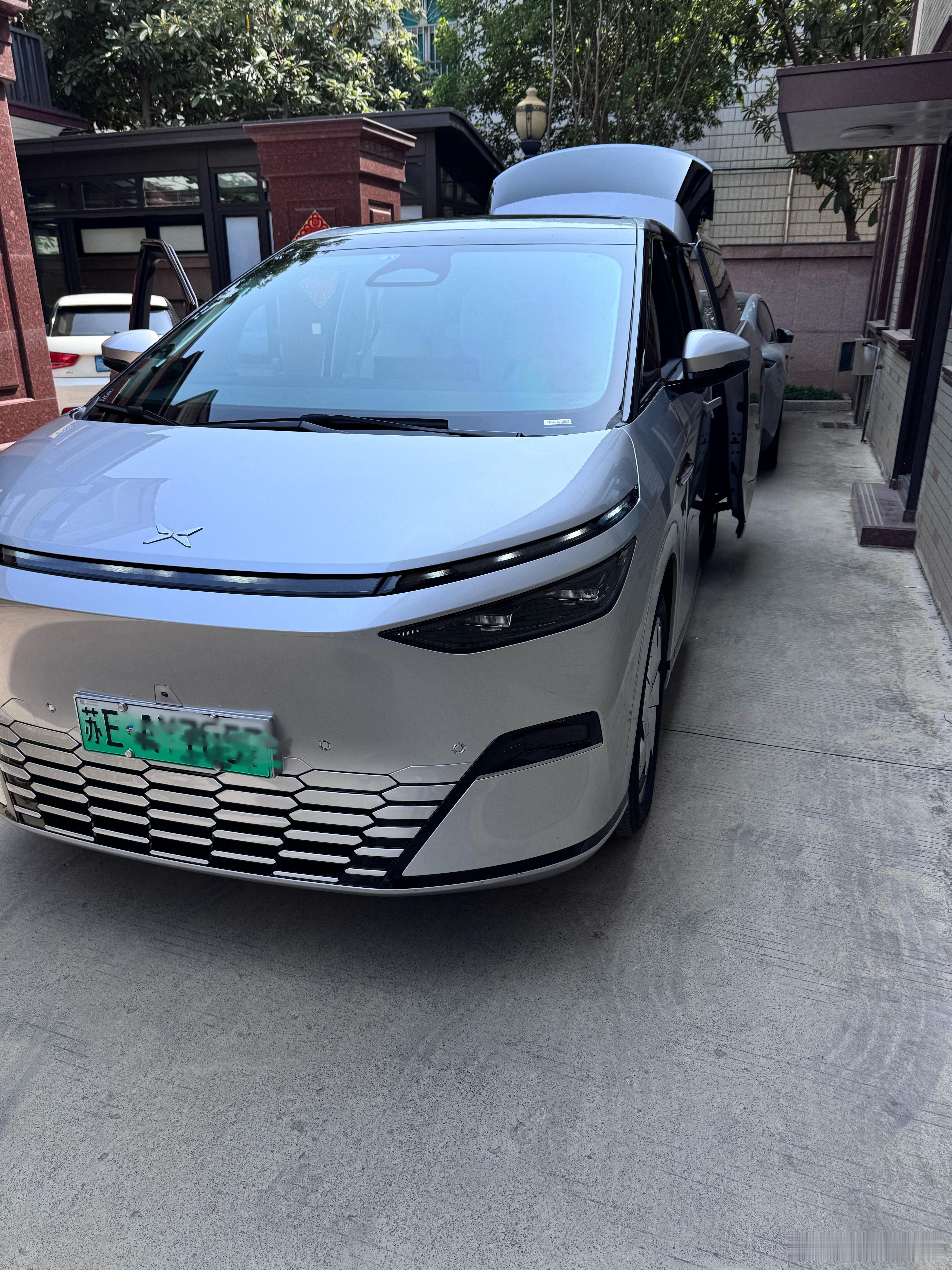 今天开小鹏X9短途自驾游，全家人出行装载神器，满载高速能耗18.1，稳稳的[微笑