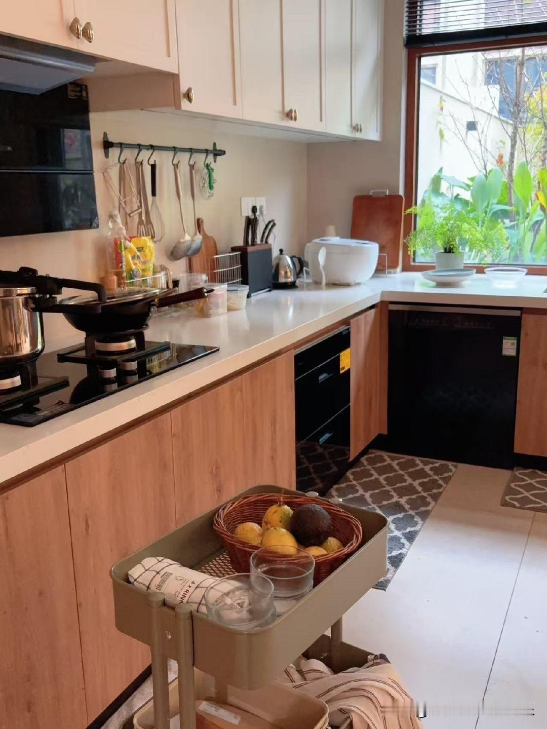 襄阳楼市的那些年轻人买房越来越容易了。襄阳楼市在过去的13个月里面，房价又是降