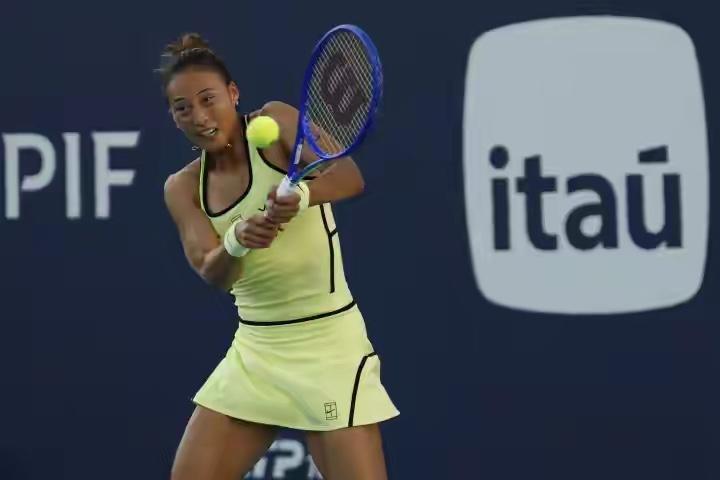 郑钦文输萨巴：3大问题“3年前就存在”！1：接发太差，特别是反手接发。2：