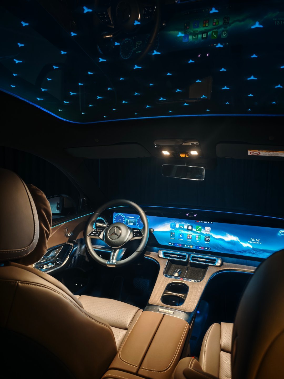 感受一下奔驰GLC纯电版的内饰，车顶有三叉星辉，超大连屏，奔驰在内饰方面真是走