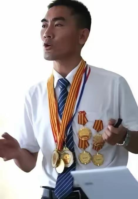 贵州某中学，一男生找校长要复读，校长摇头说：“我都跟你说了4回了，真不行！”突然