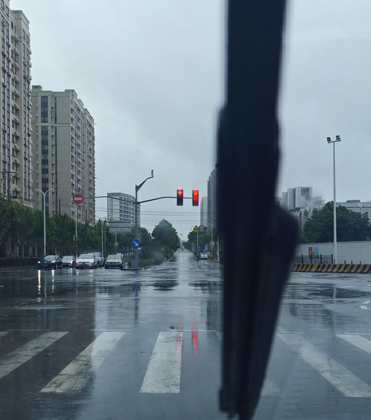 上个月台风巴威过境，杨浦不少区域出现积水；这一轮台风白海豚来袭，徐汇成为降雨重点