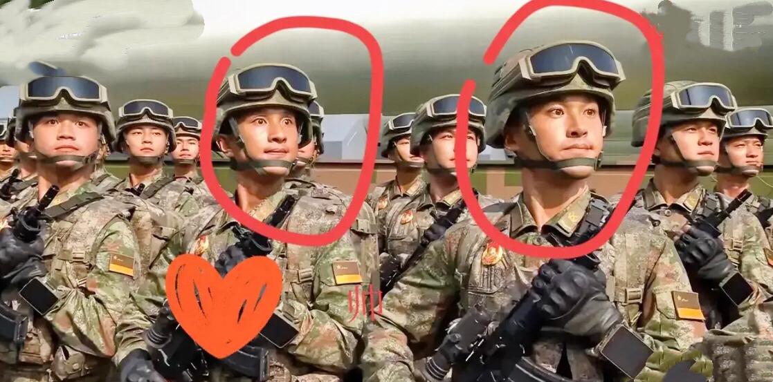 7秒镜头超震撼！众人被“硬控”，军人坚毅眼神尽显大国担当，这俩个孩子我看真是双胞
