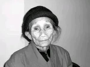 1942年，日军围着一少女取乐，其中一个日军，竟然用刺刀挑断少女的腰带，少女刚要