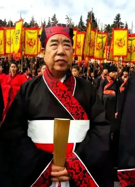 三伏天刷到贾平凹的一张照片，看得人后脖颈冒凉风！身为文坛翘楚级别的大师，怎么
