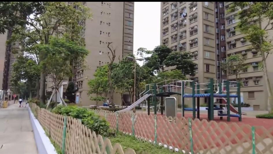 没失火之前的香港宏福苑，景色秀美。绿树葱葱，香港宏福苑有40来年的楼龄。一草一木