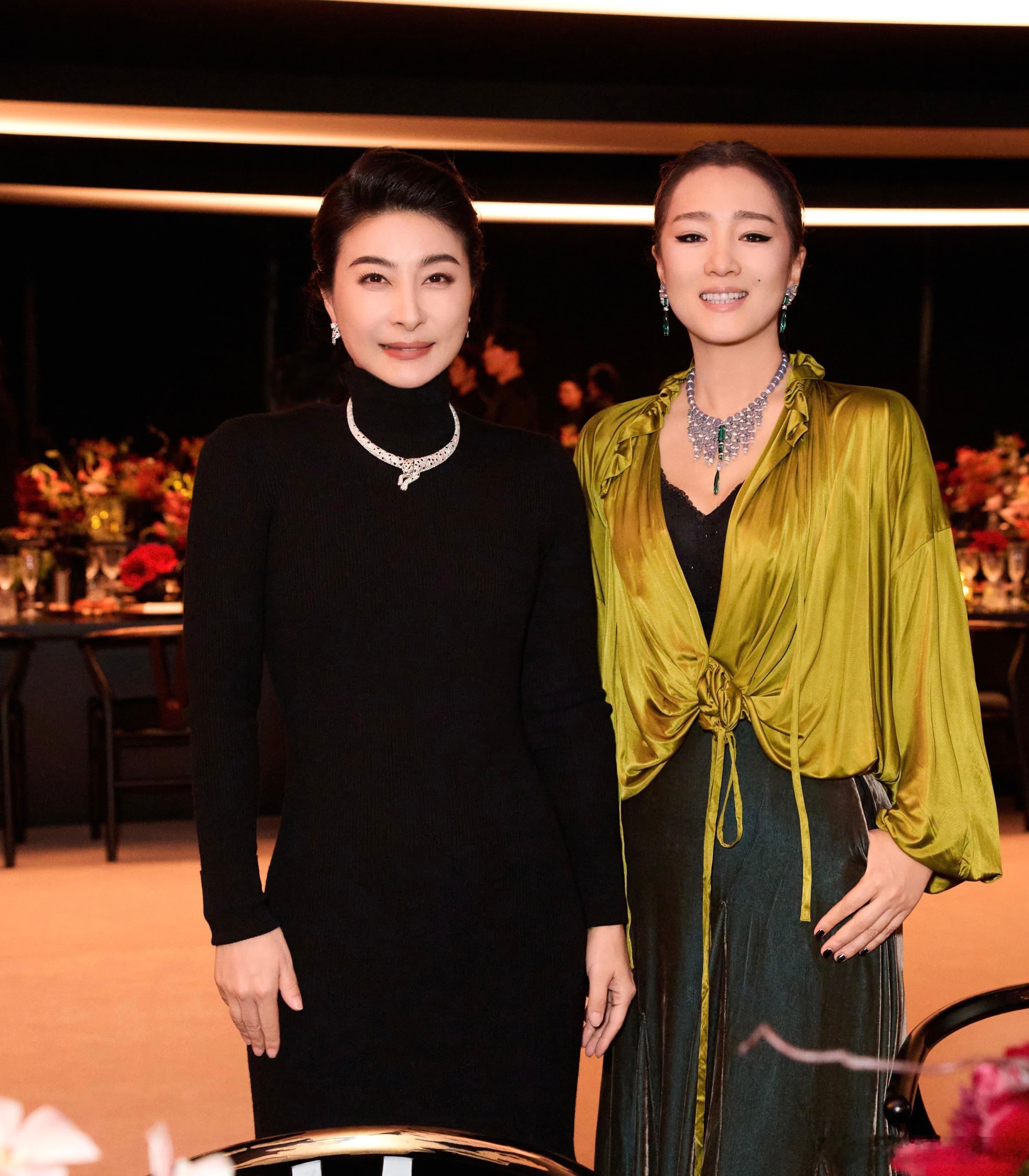 巩俐郭晶晶合照看到巩俐和郭晶晶的合照，我不禁想起她们各自的成就。巩俐在银幕上的精