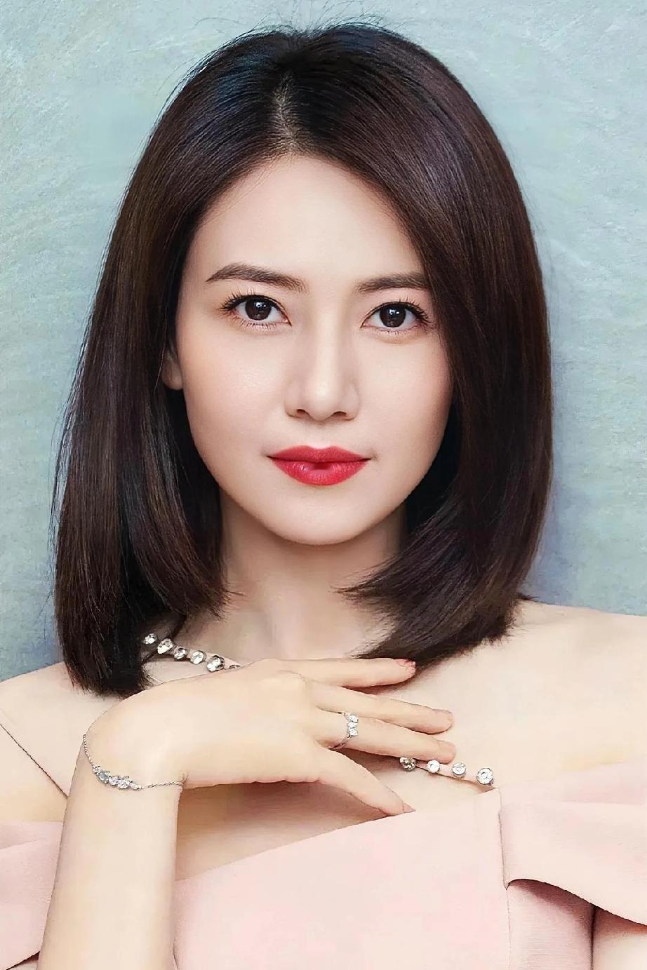 高圆圆说，我差点把周芷若演砸了，导演看见我拍戏就叹气，甚至指着我说