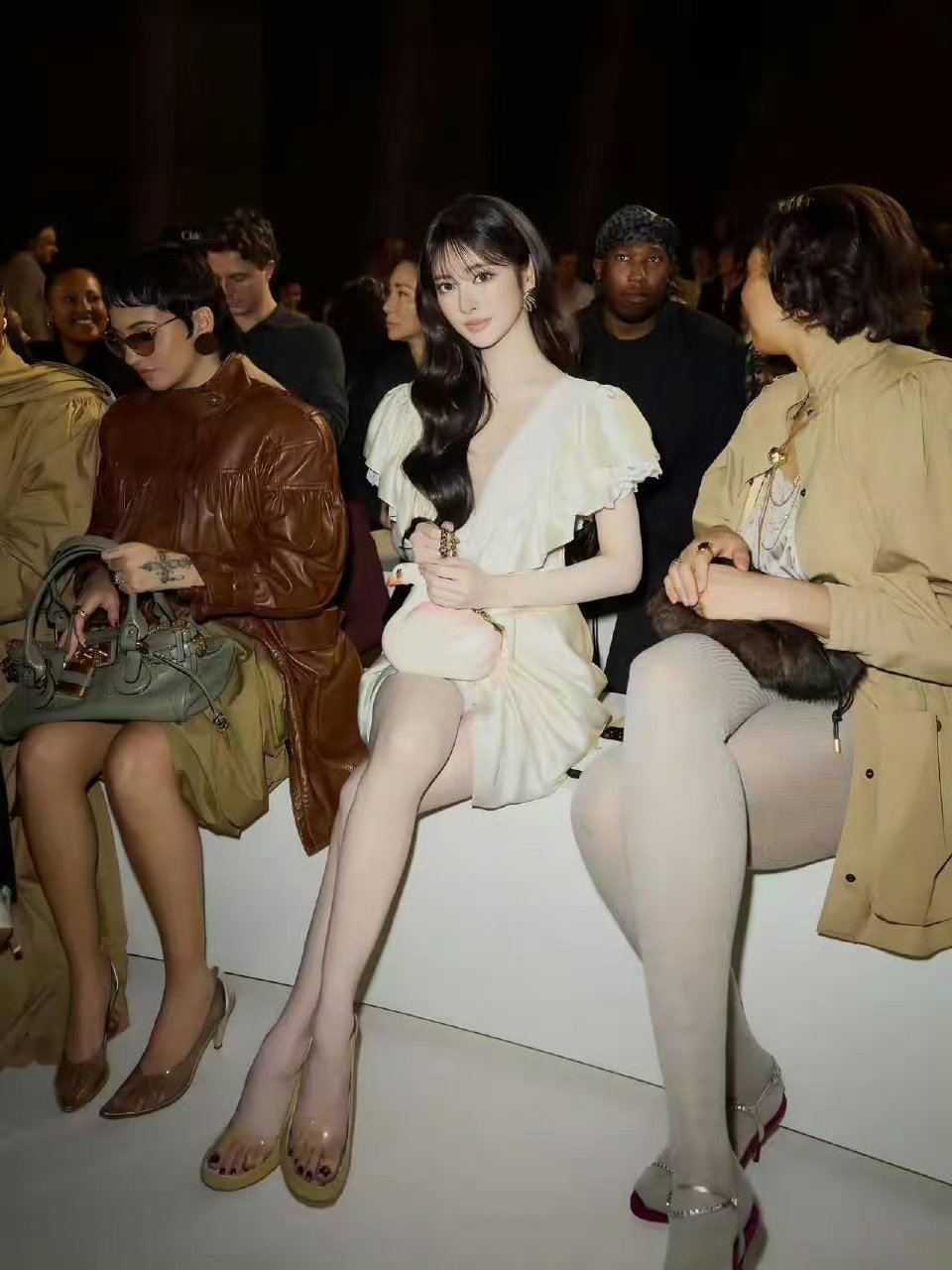 比白人更白的看秀的亚洲女星