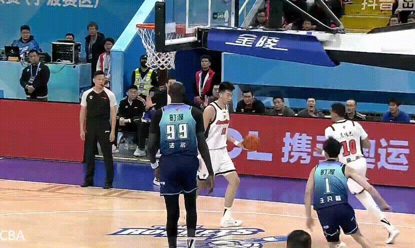 终于进了！奎因命中广东队第一记三分球，希望是个好的开始，目前全队三分16中1宁波