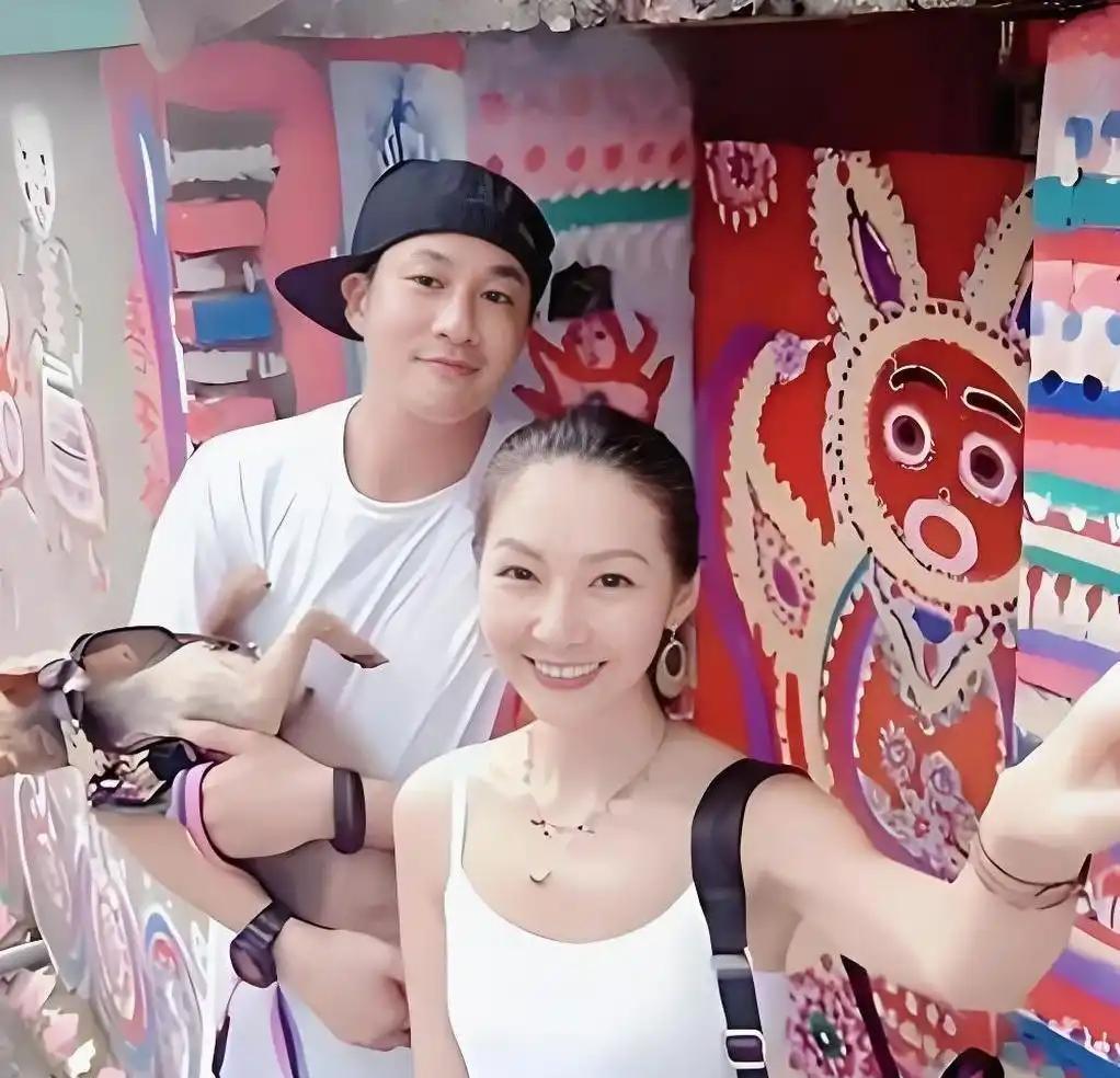 51岁何润东骑霸王车带老婆买早餐，47岁林姵希那腿细得像大学生，网友纳闷不要孩子