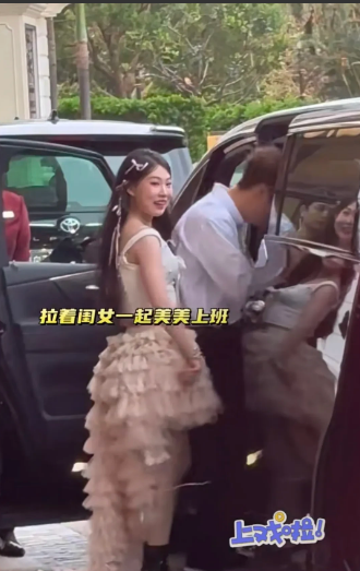 财阀千金上班了。[呲牙笑]小沈阳和女儿沈佳润共同出席湾区升明月晚会，父女俩好像啊
