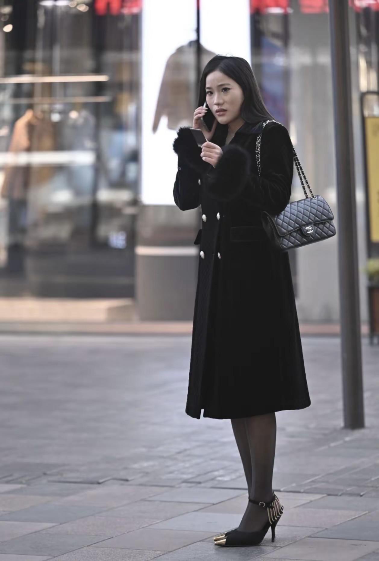 一身黑厚黑丝街拍美女气质美女...