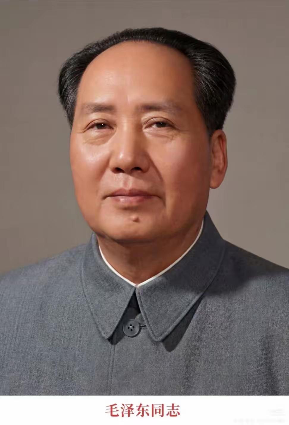 大伙儿闲聊，总绕不开毛主席身上这四桩“怪事儿”。一是痣长得巧。中年突然长了颗