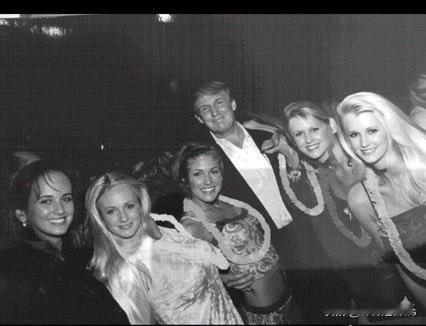 民主党最新公布的照片中，第一张照片上展示了印有特朗普标志的避孕套包装，上面写着“