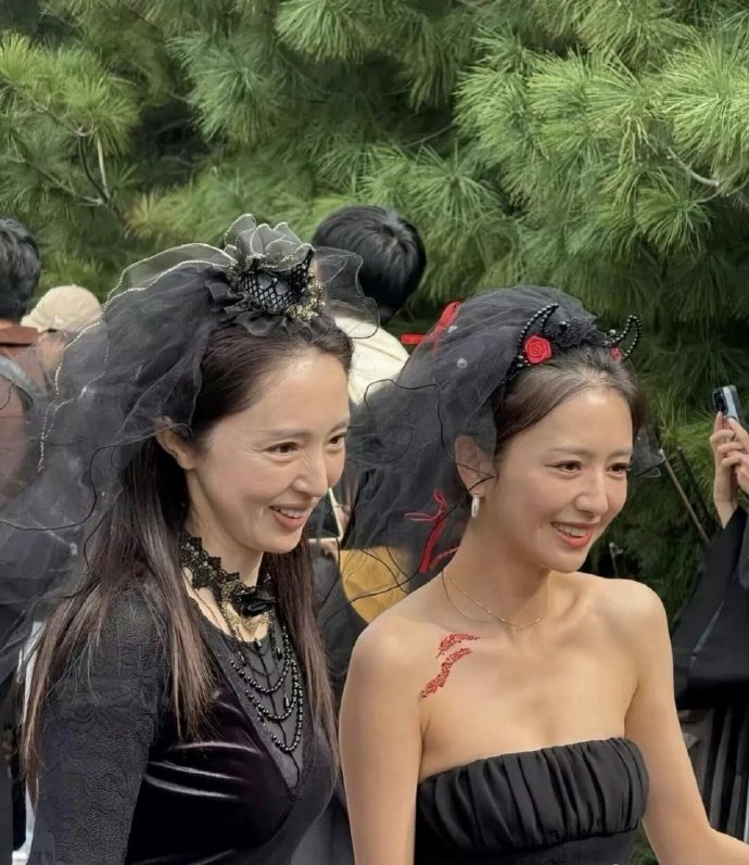 佟丽娅和董璇无美颜生图，虽然身材保养的很好像少女，但是脸却像40多岁了，透着岁月