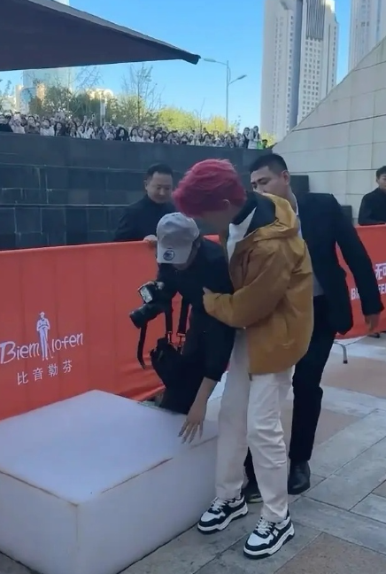 这是丁禹兮什么时候？太帅了，想起来他南部档案飞奔出去救人的时候​​​