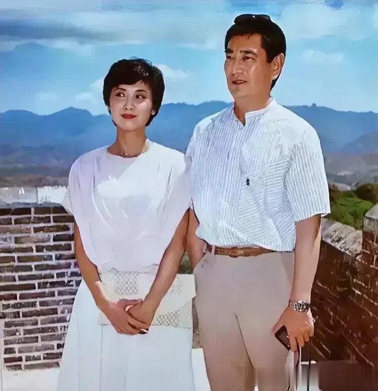 1986年时，朱琳跟高仓健与长城的合影。那时，朱琳34岁。她的皮肤娇嫩细腻，美丽