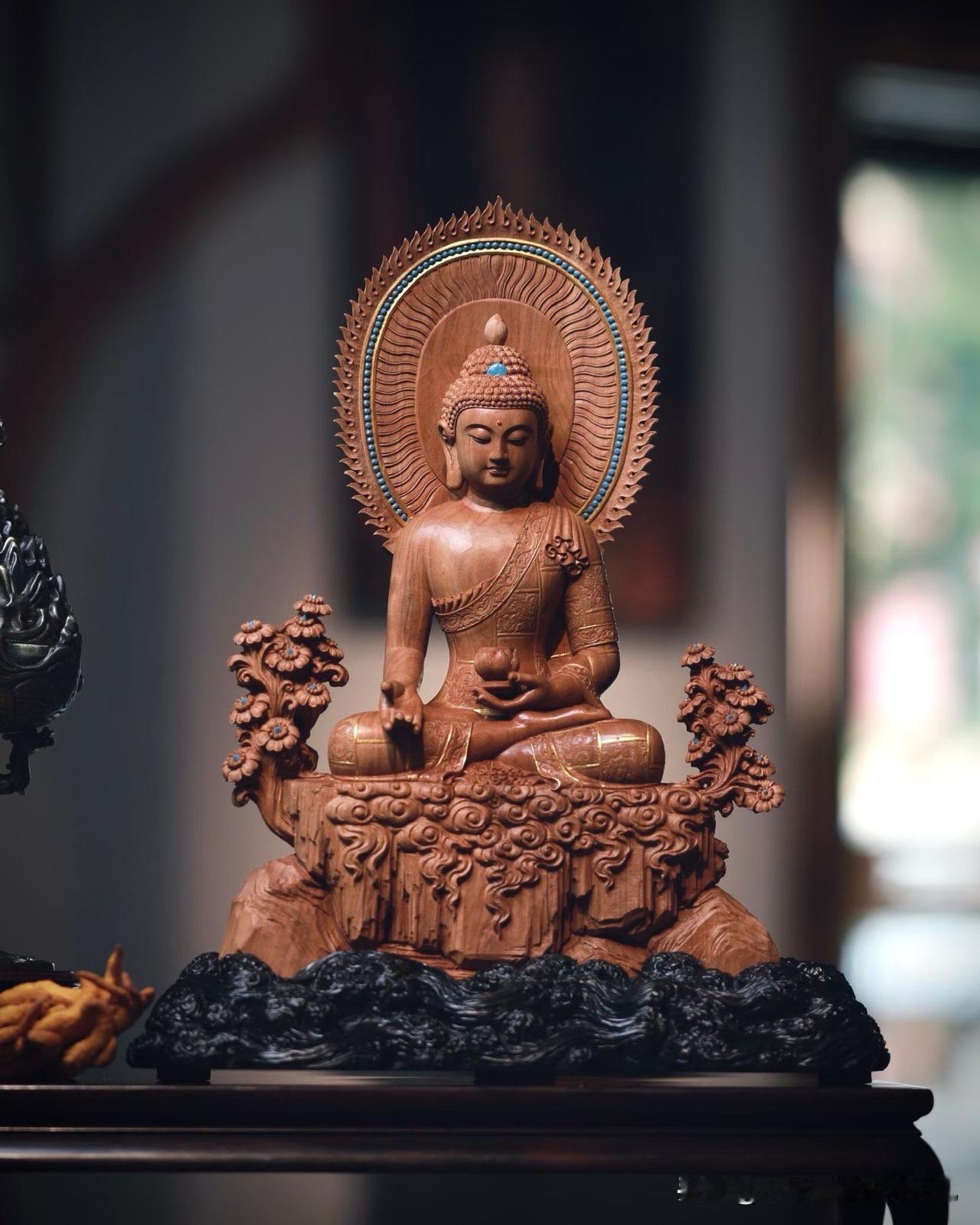 这尊阿弥陀佛，看似沉，实则“静中有光”。老山檀黑肉的色泽，把浮躁都压住了，