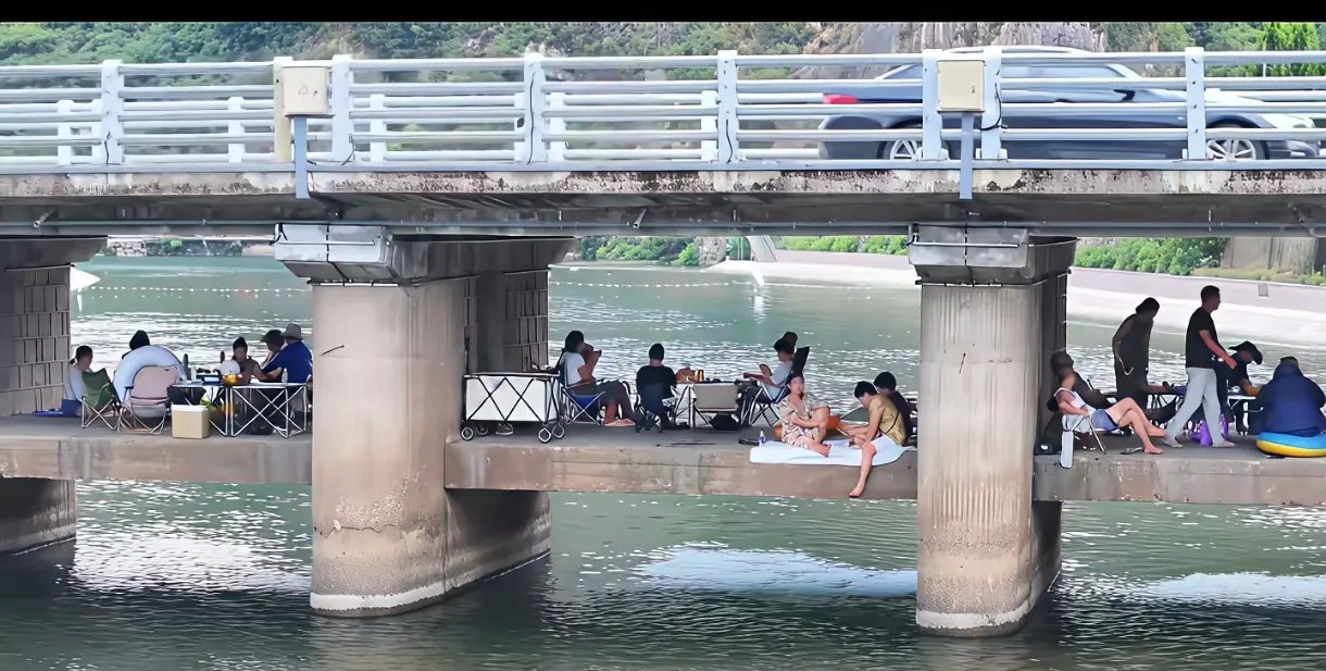 避暑天堂，我想知道他们是怎么上去的。