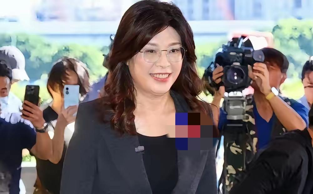 有网友提议，郑丽文提出的“一国两区”设想非常好，所以建议她马上来大陆，谈好后就以