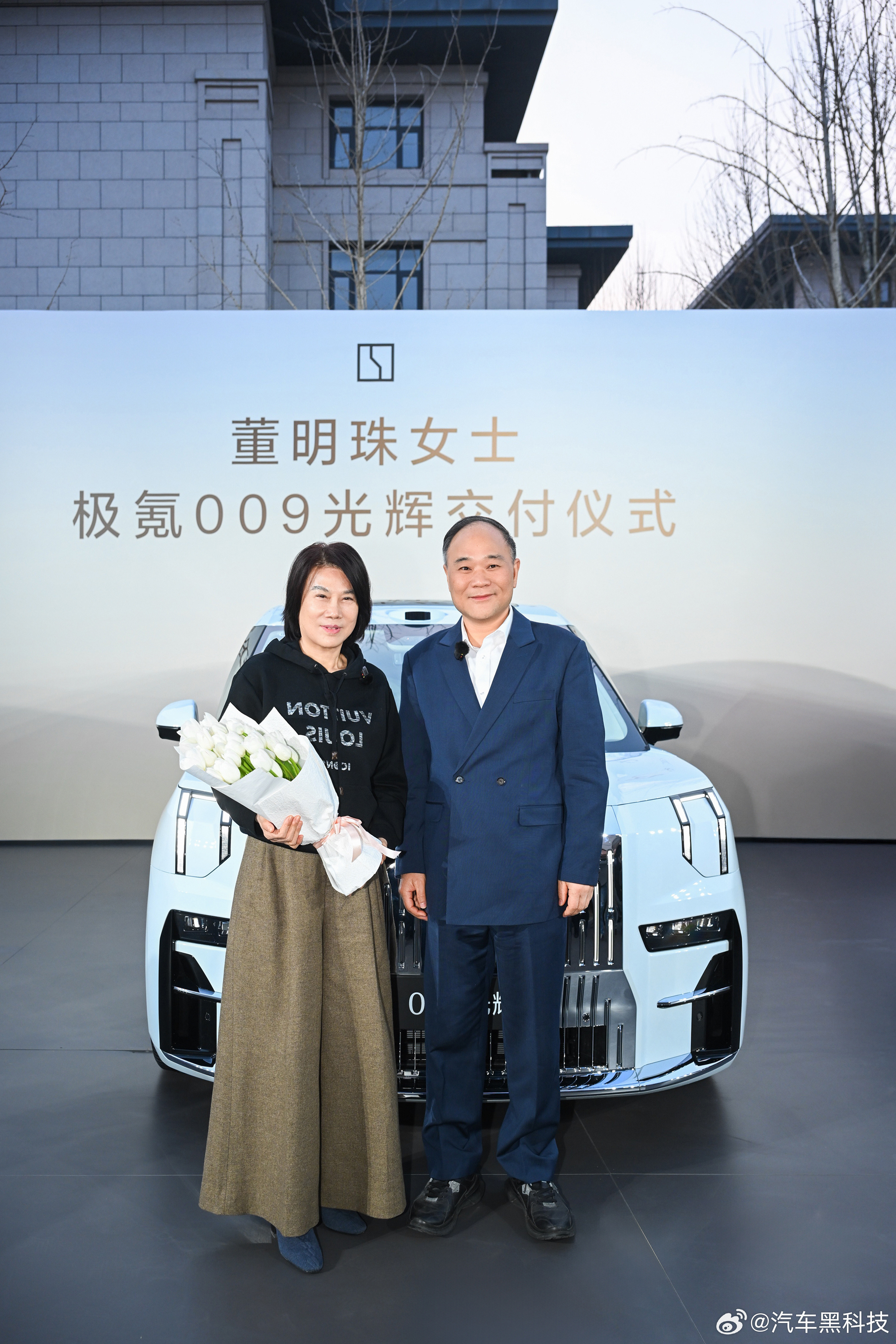董明珠喜提极氪009光辉近日，董明珠董事长喜提极氪009光辉，吉利董事长李书