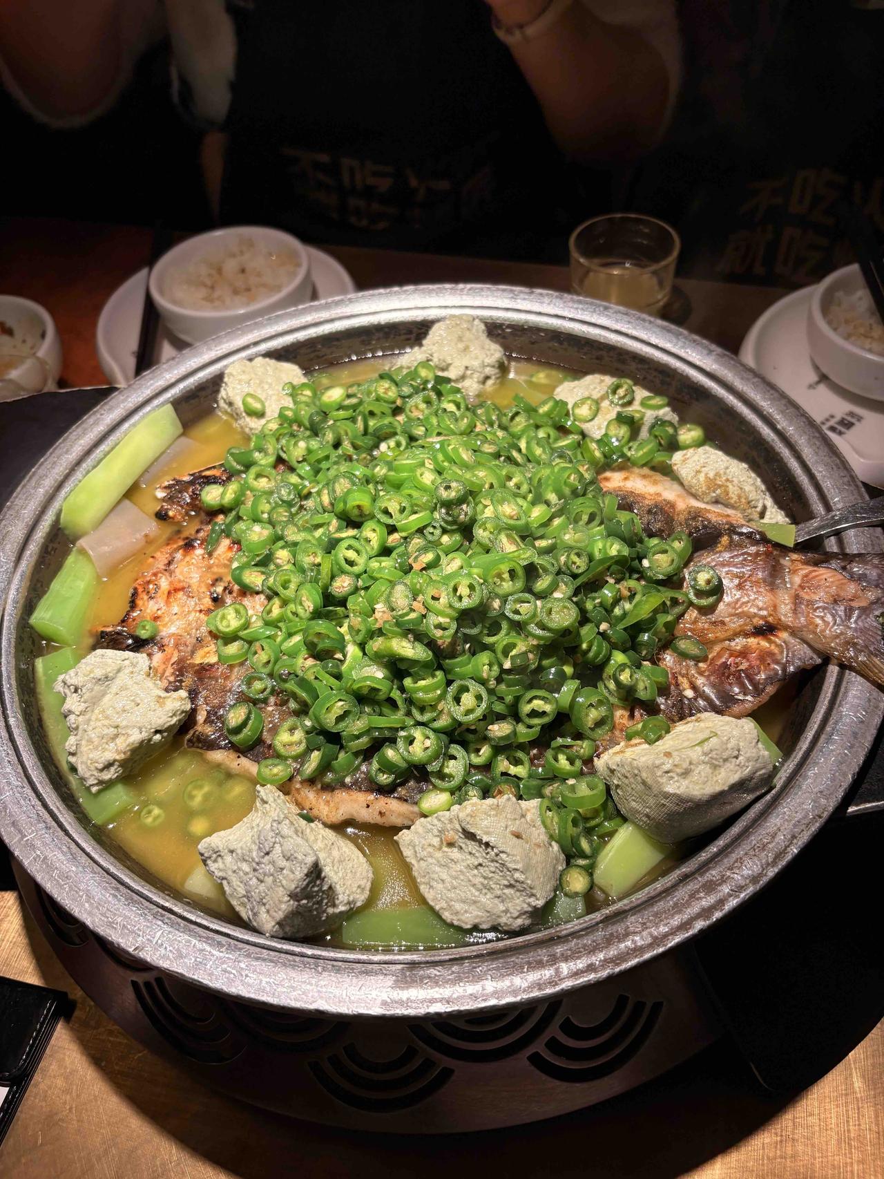 今年年夜饭随便在外面找了个店，吃的烤鱼。现在过年吃的东西和平时大差不差，