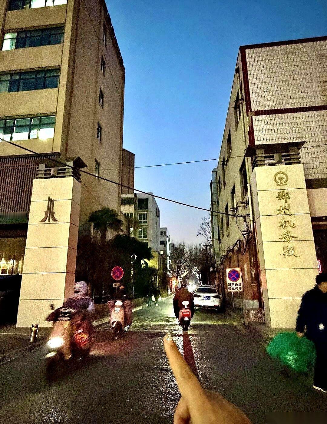 说句掏心窝子的话，在郑州，有些门你真不能凭感觉走。推开前你以为是哪个单位的后勤