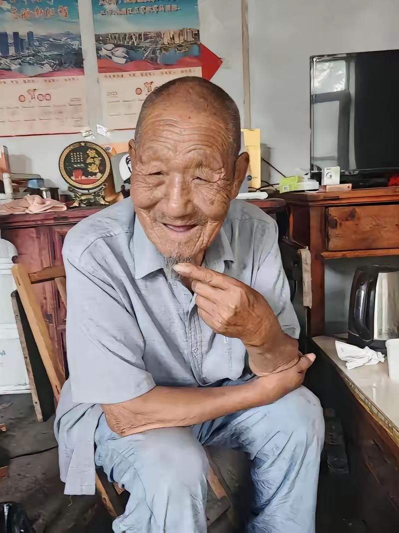 我爷爷今年98岁，没进过一次医院。有个雷打不动的习惯，坚持了一辈子。就是每天吃完