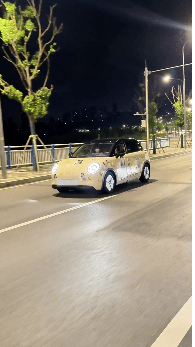 偶遇孟子义自驾打卡重庆网友在重庆街头偶遇孟子义自驾出游，车身贴满趣味表情包，起