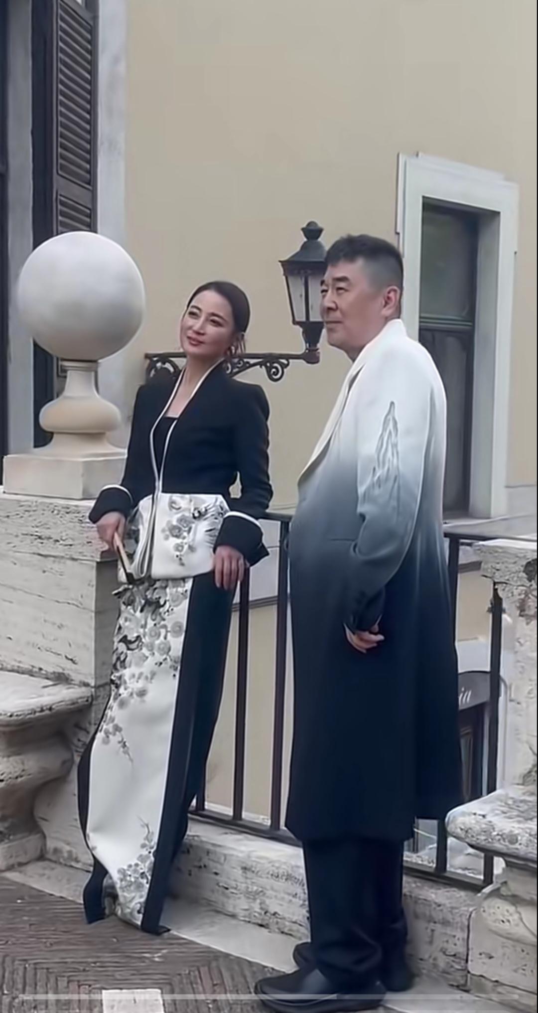 陈建斌蒋勤勤同框，夫妻恩爱如初。妻子年轻漂亮，老公染了头发，剔了胡子也是帅大叔