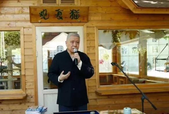 有一次，马未都和赵忠祥去古玩市场“捡漏”，发现了一个玉管，看着很不错，古玩贩子开