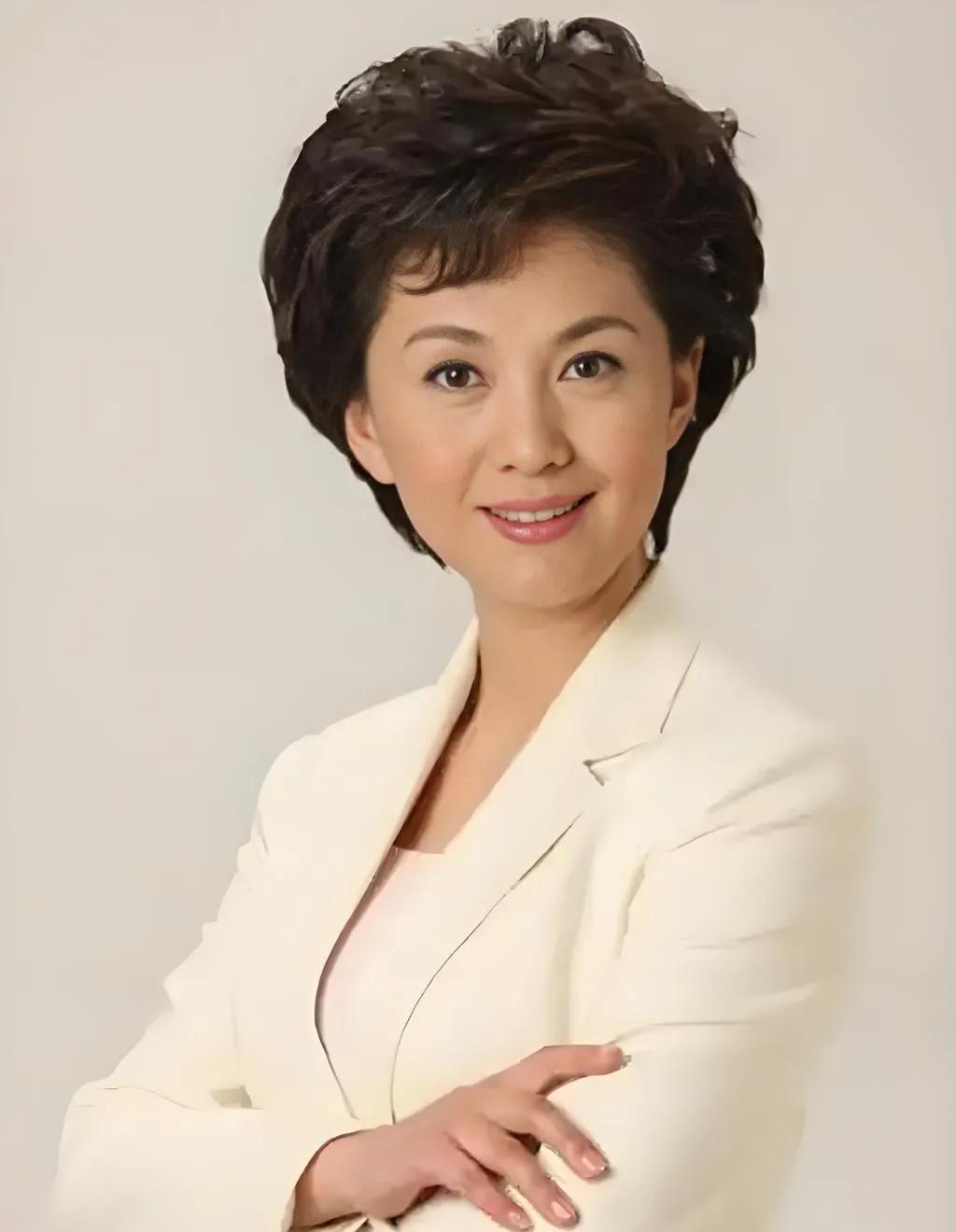 知名主持人的海霞，选择了一个备受瞩目的选择——嫁给比自己大11岁的清华教授，海霞