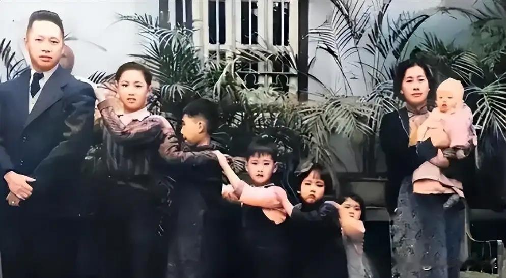 叶挺将军的妻子李秀文，18岁时就以“校花”之姿嫁给叶挺。她不仅容貌出众，更是有着