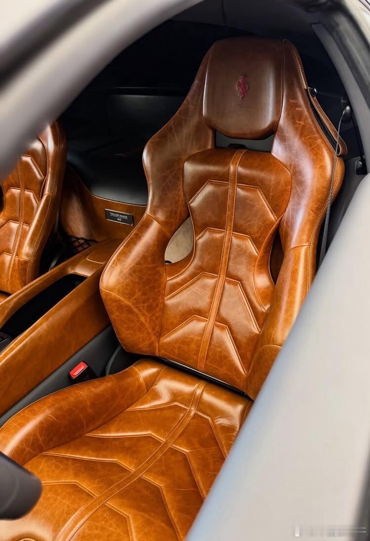 法拉利配油蜡皮，是真香还是真烧钱？被问爆了的油蜡皮内饰！不得不说，这质感真的绝了