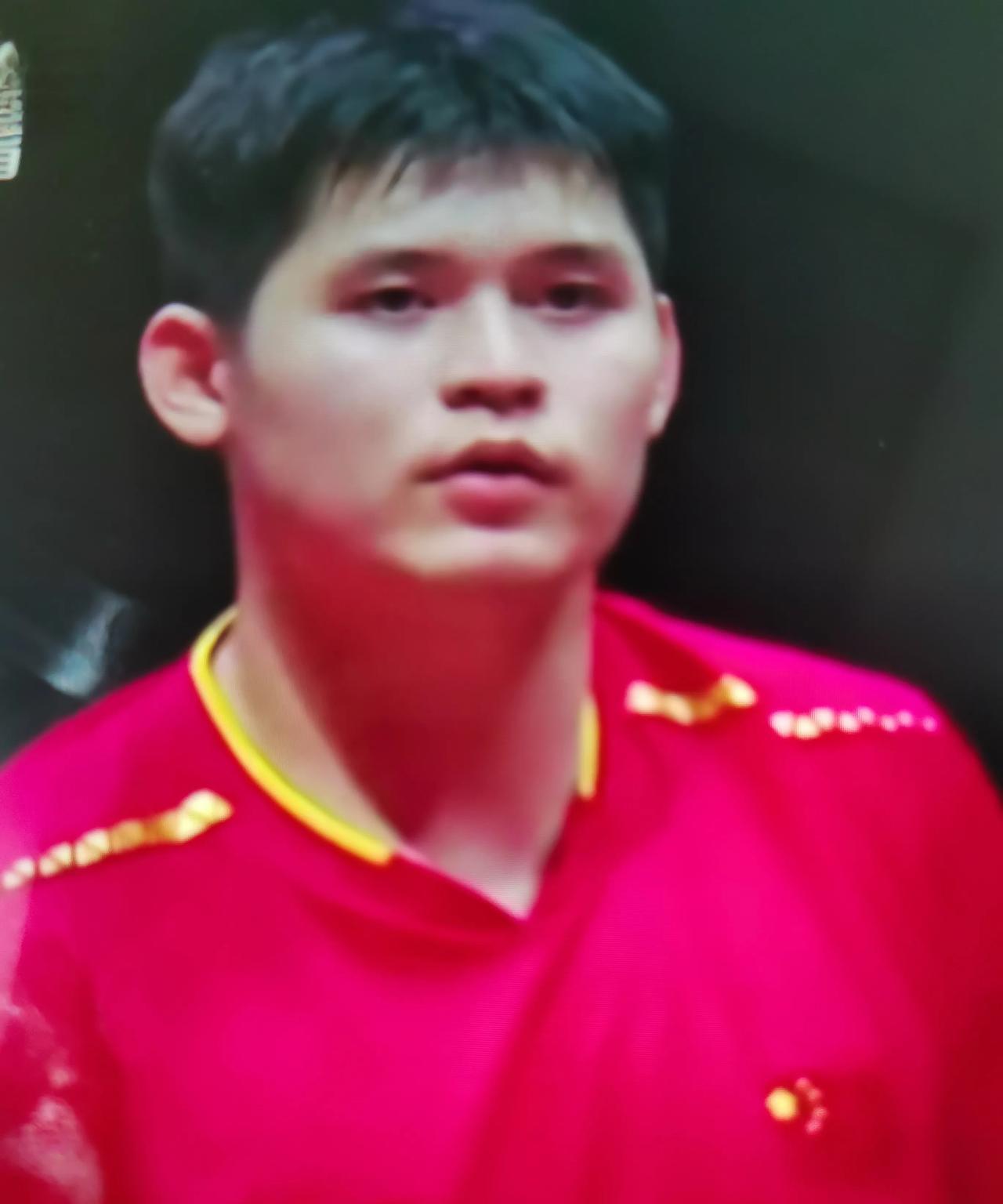 完胜悍将！在今天凌晨刚刚结束的多哈世乒赛男单八分之一决赛中，20岁世界排名第一的