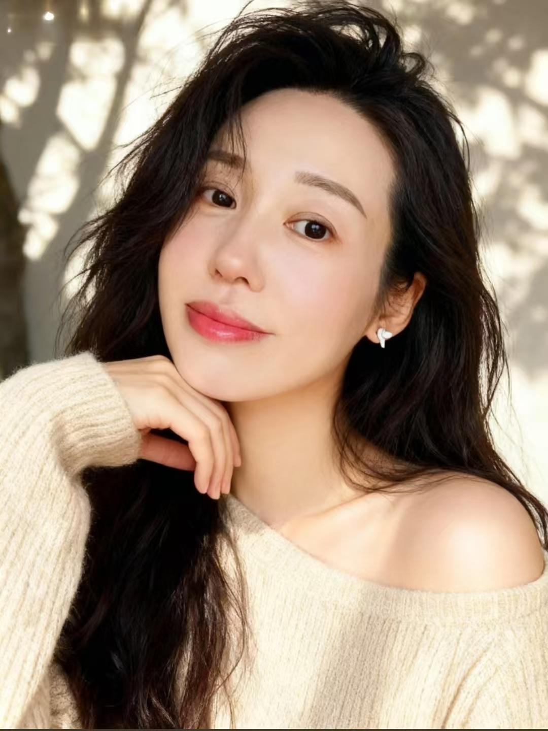 43岁单身离异老阿姨还能瞧得上吗？每当夜深人静的时候看着身边熟睡的猫孤独