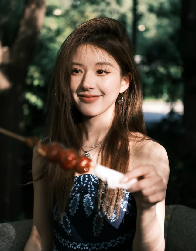 赵露思一笑，春天都提前报到了