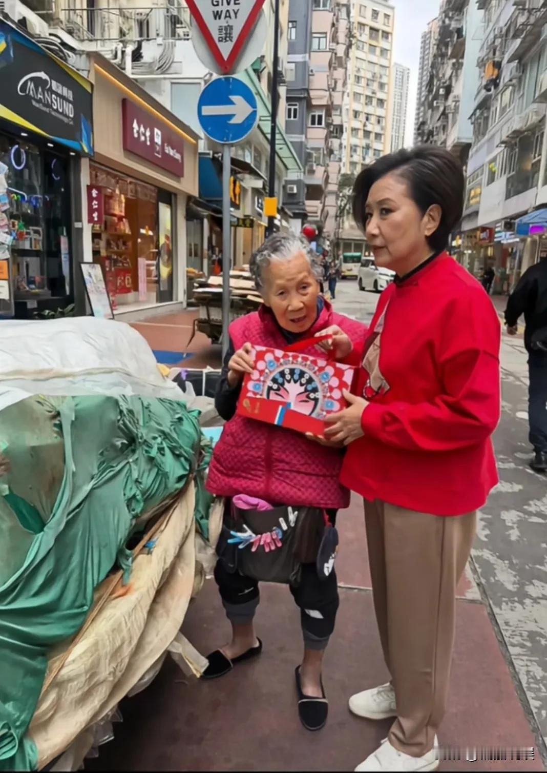 汪明荃真是人美心善啊！她现身铜锣湾，给一位小贩阿婆送年礼，礼物是萝卜糕。阿婆是