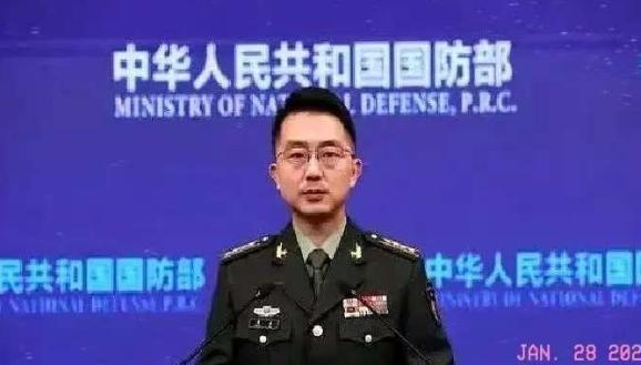 刷到一条消息，炸了。国防部直接把话挑明了：满18岁的男青年，必须进行初次兵役登