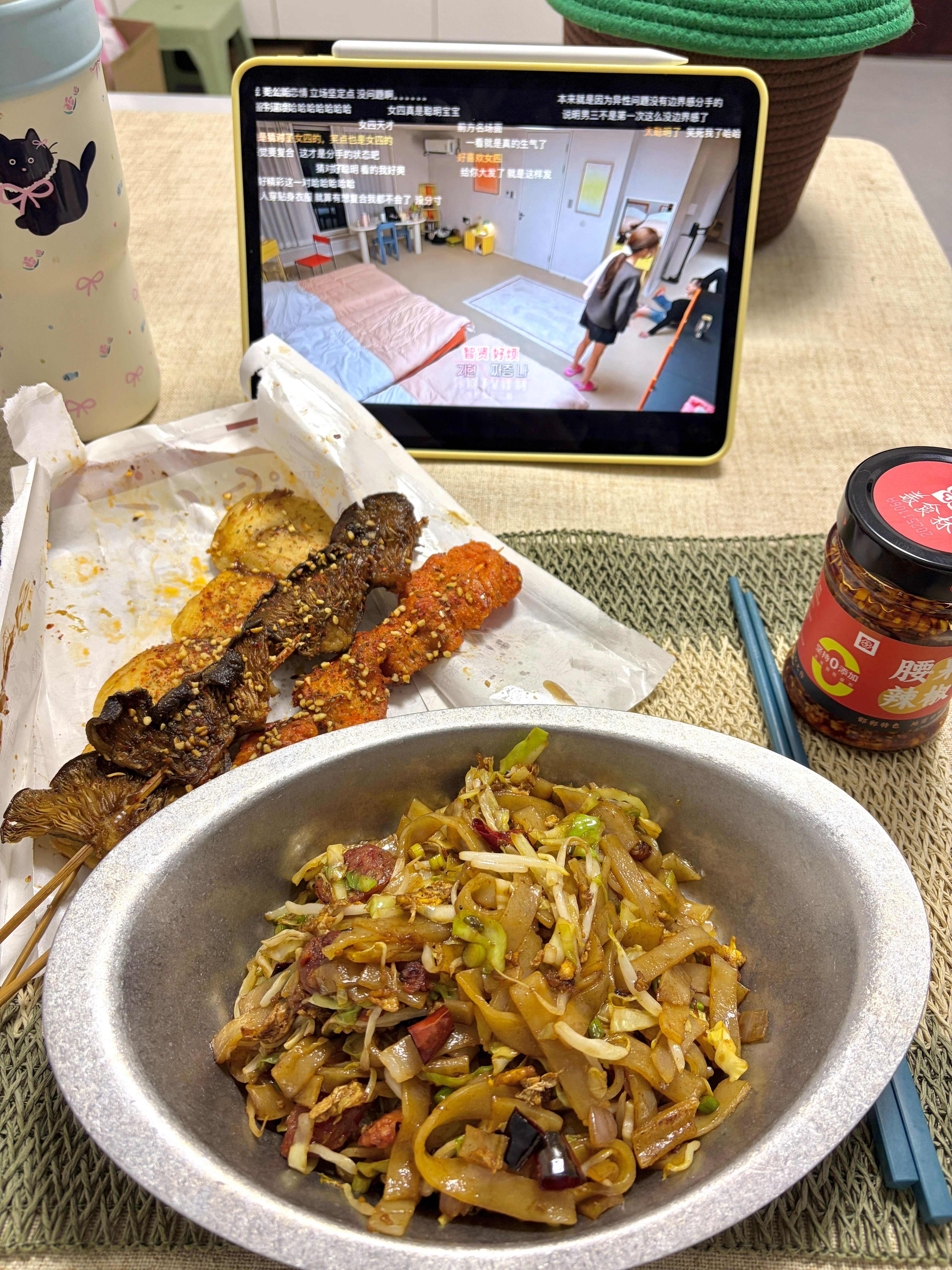 又幸福了小姐姐！家楼下的炒河粉➕炸干香的炸串太好吃了！！！