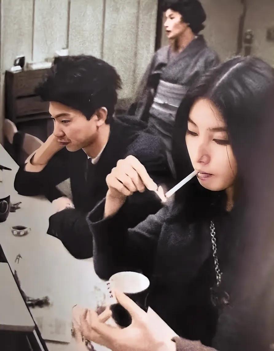 这是60多年前蔡澜与大八岁的日本女友久美子在餐厅就餐时的情景。不得不说，这位前女