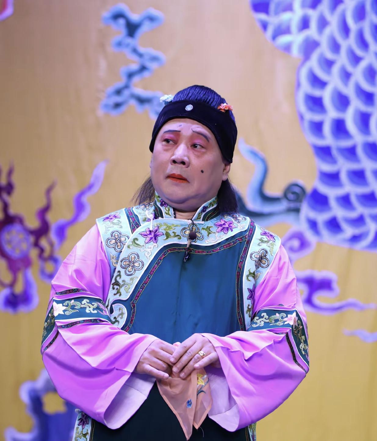 郭德纲这身打扮，好像古代的媒婆。不好好的说相声，天天整这死出。