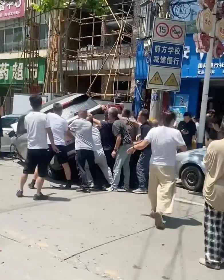 2026年6月27日11时40分许，陕西省咸阳市乾县黉学街路段发生一起交通事故，